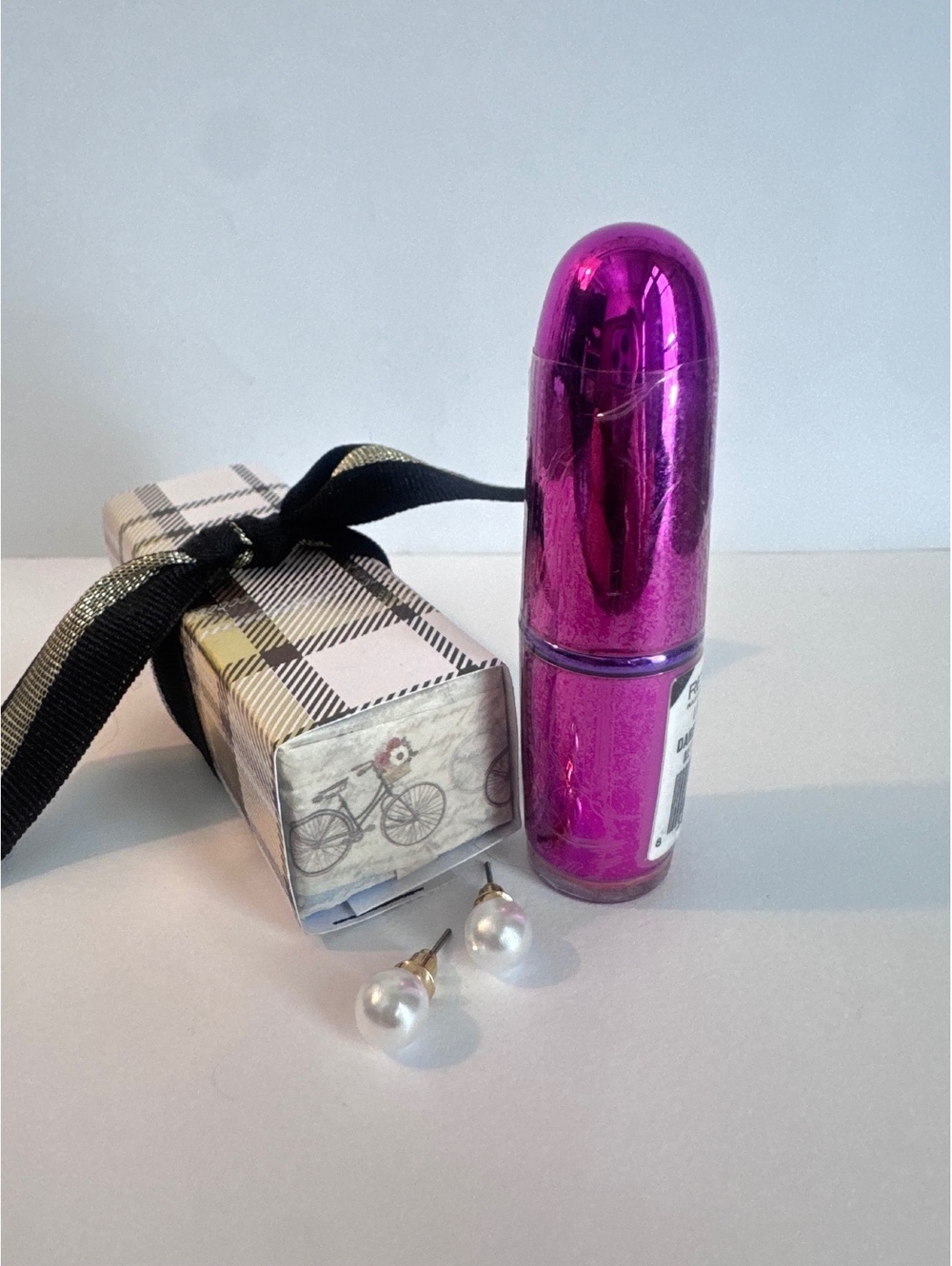 Gift Kit! Revolution Lipstick with Pearl Stud Earrings - Picture 3 of 6